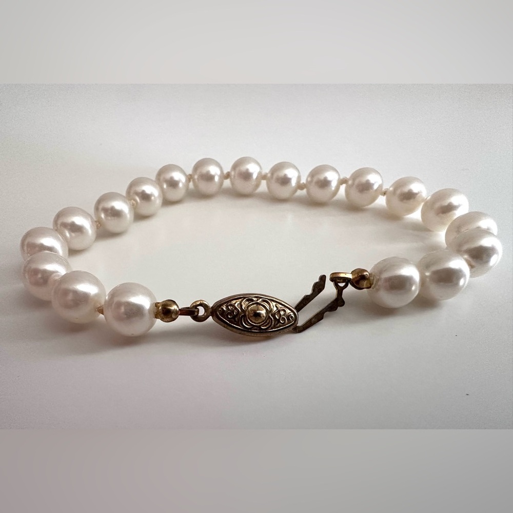 Vintage White Pearl Bracelet with Gold-Tone Clasp
